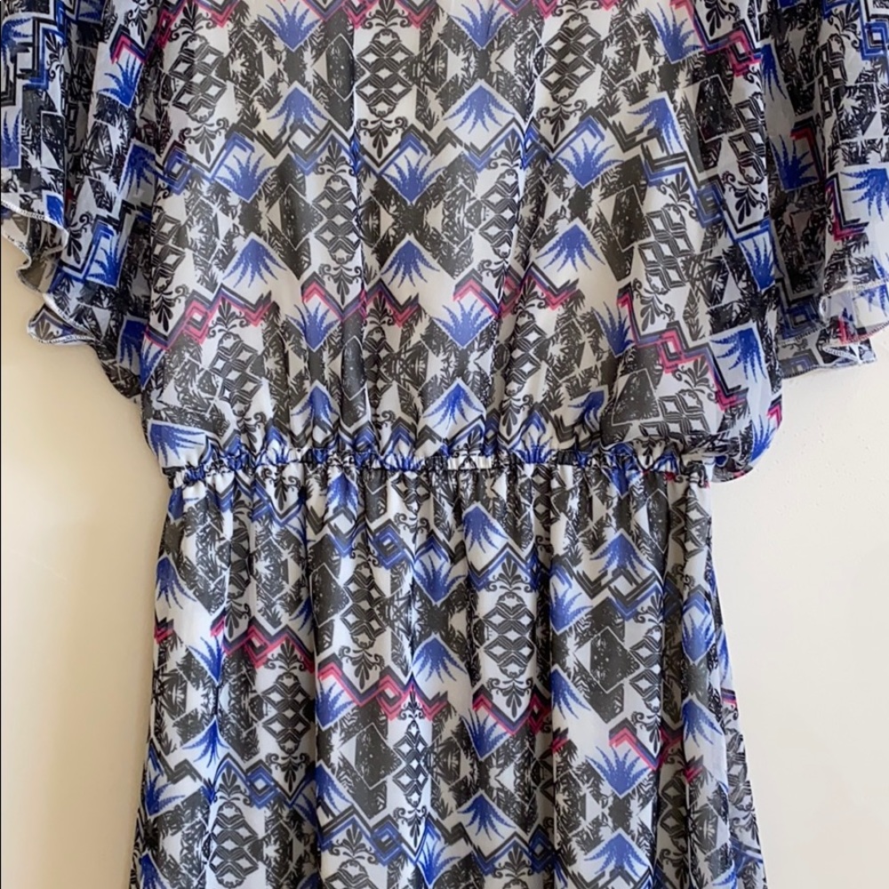 Small Flowy Patterned Dress - Picture 7 of 9